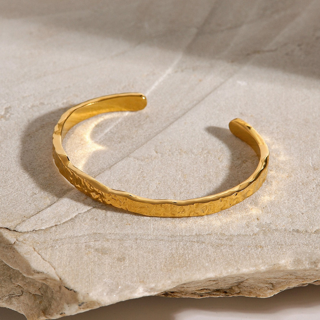 amethyst & sable axis ripple bangle in gold