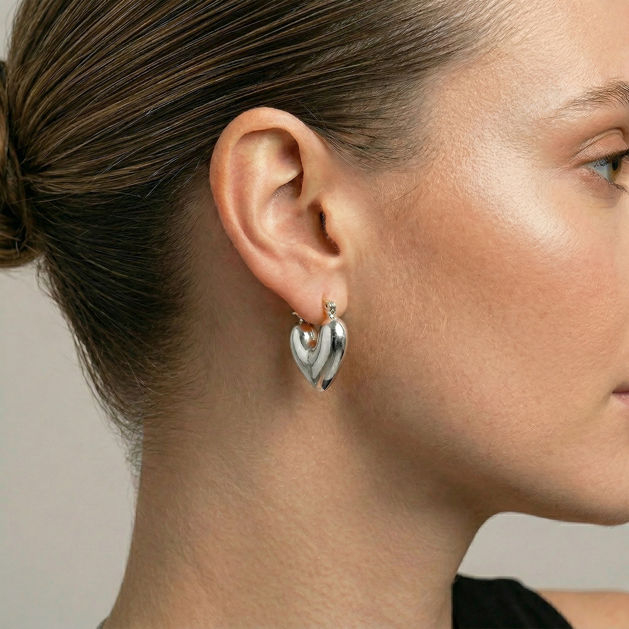 model wearing amethyst & sable aurea amour earrings in silver