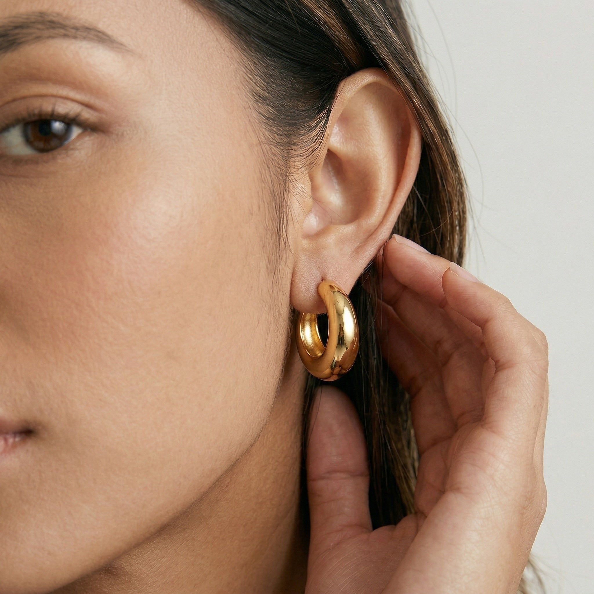 model wearing amethyst & sable aurea hoop earrings in 18k yellow gold