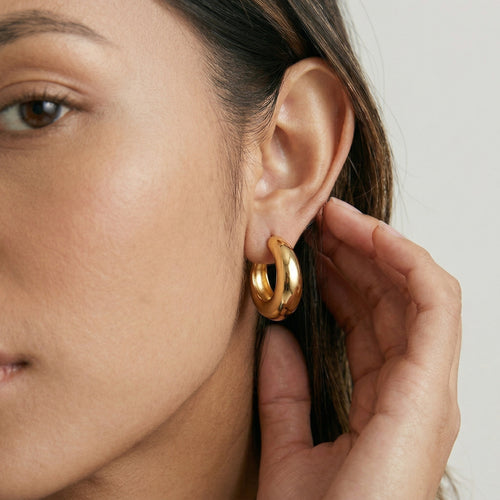 model wearing amethyst & sable aurea hoop earrings in 18k yellow gold