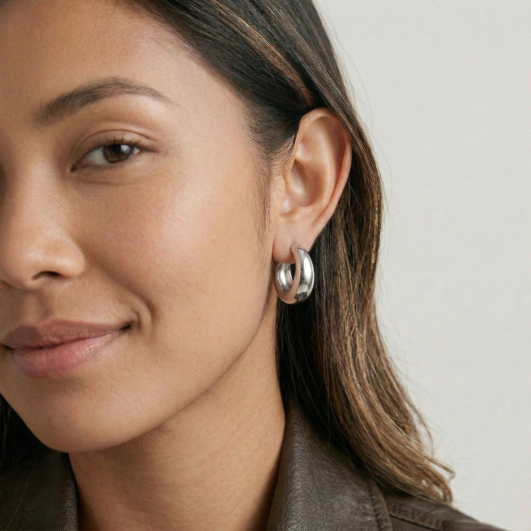 model wearing amethyst & sable aurea hoop earrings in white gold