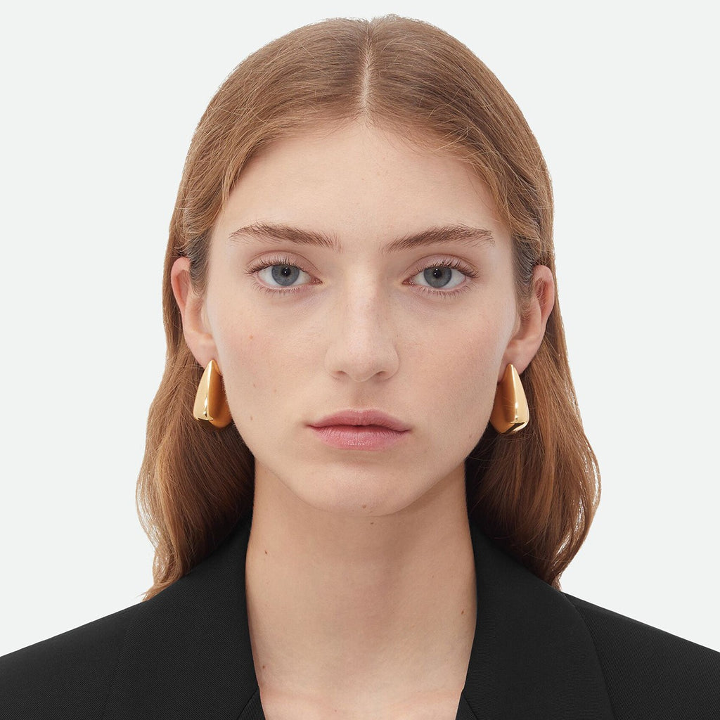 model wearing amethyst & sable aurea notch earrings in 18k gold