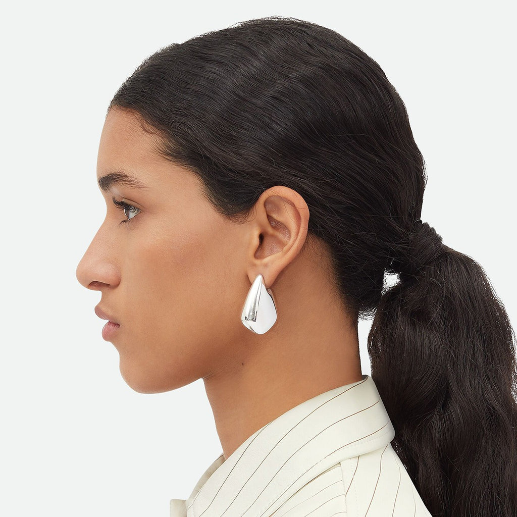 model earing amethyst & sable aurea notch earrings in silver