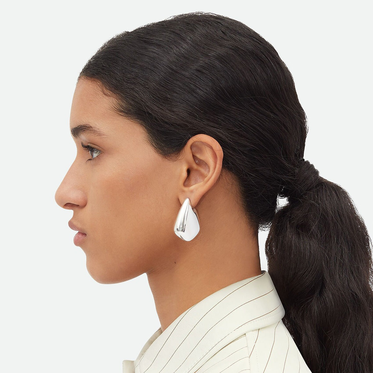 model earing amethyst & sable aurea notch earrings in silver