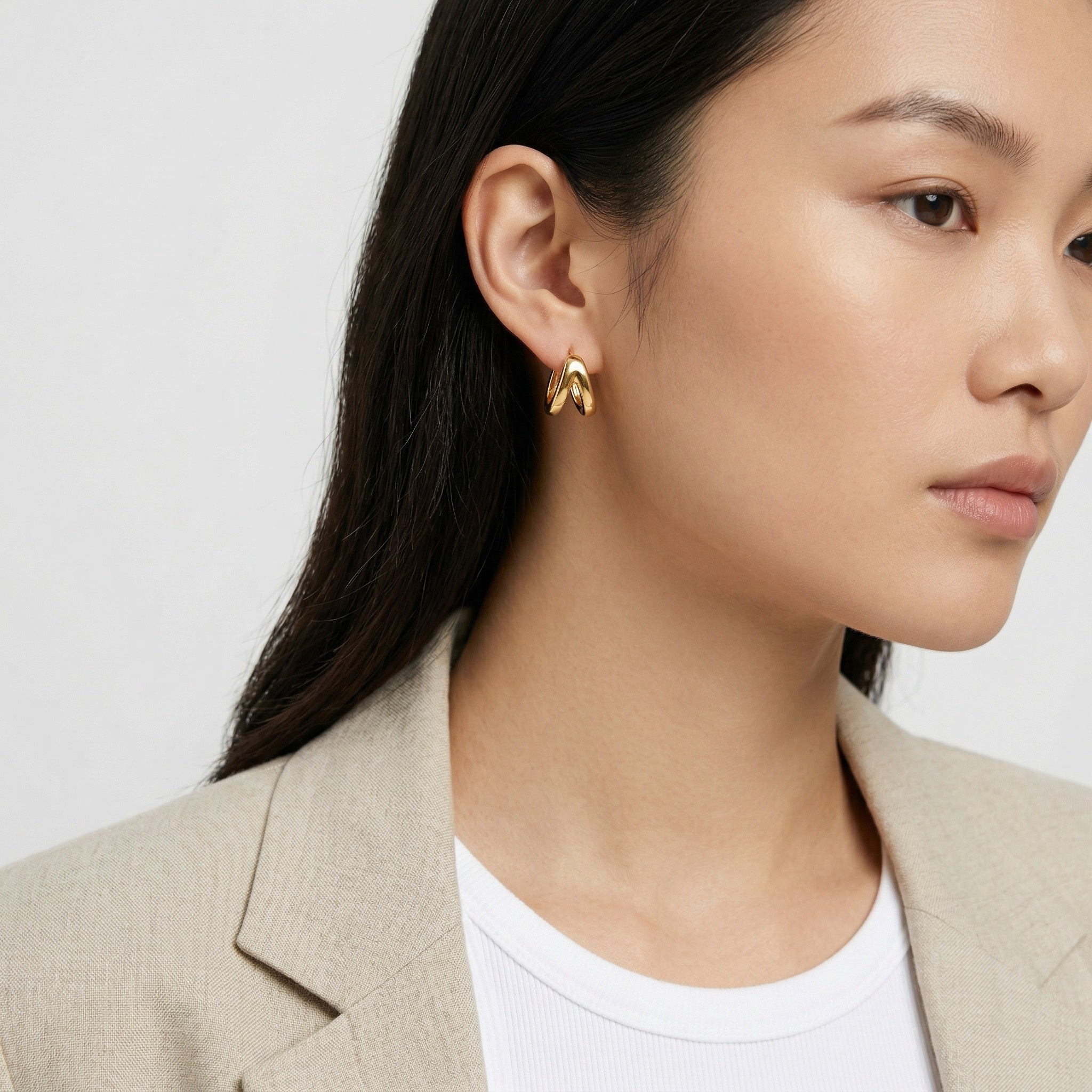model wearing amethyst & sable aurea sculpted hoop earrings in 18k gold