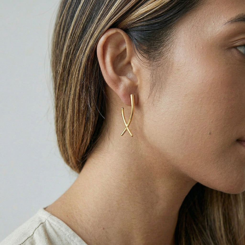 model wearing amethyst & sable axis crossline earrings in 18k gold