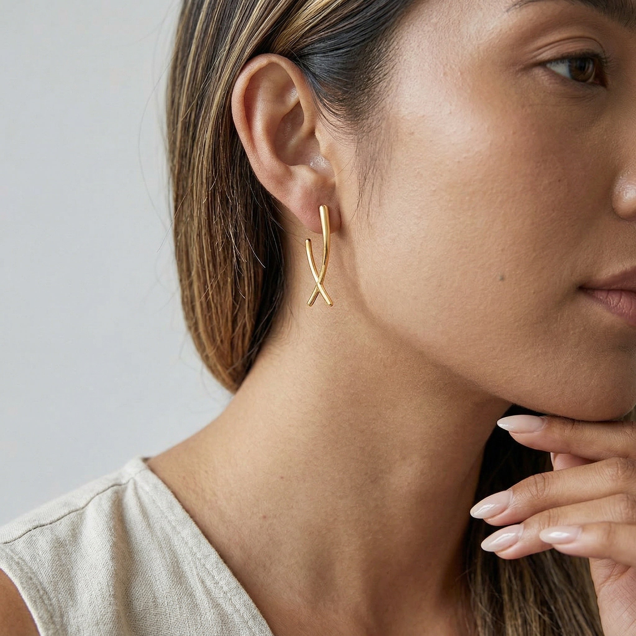 model wearing amethyst & sable axis crossline earrings in 18k gold