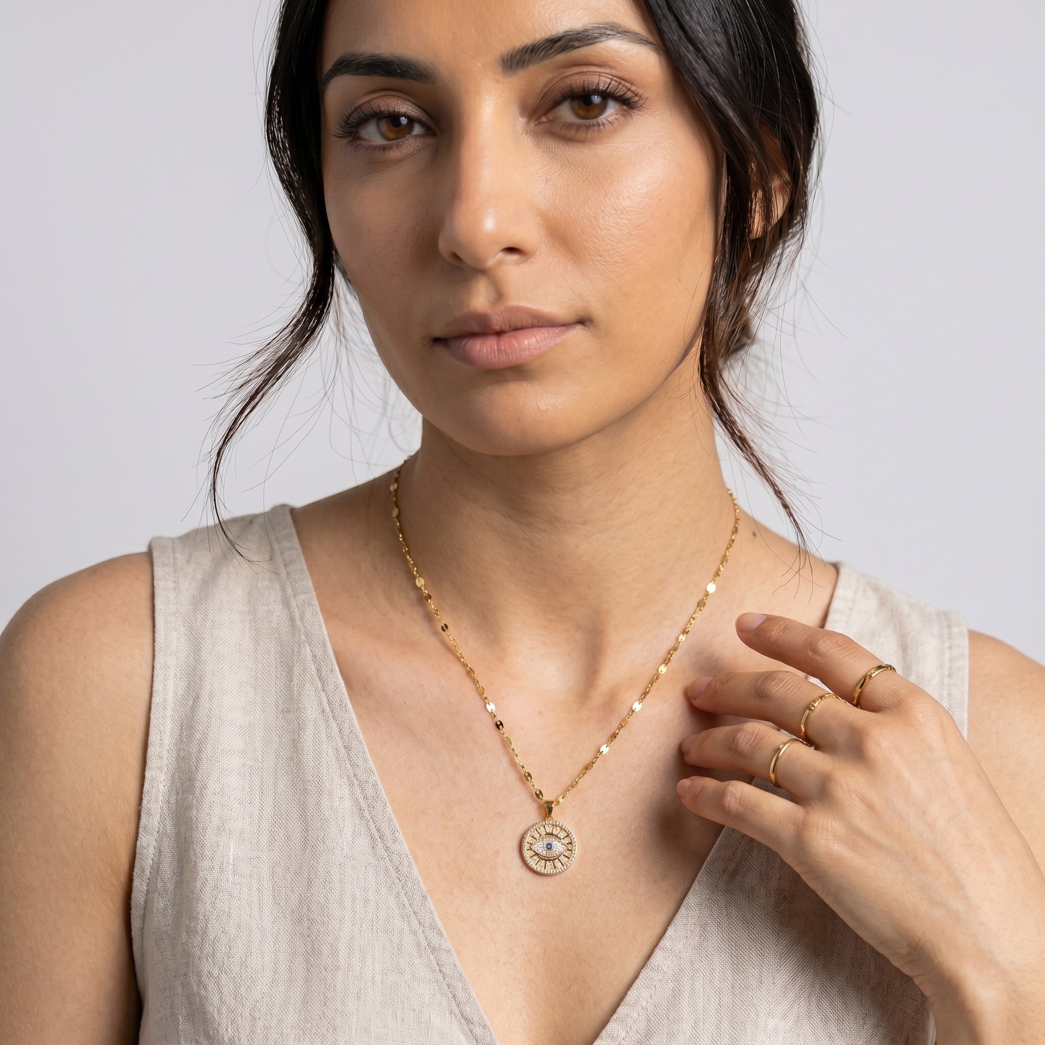model wearing amethyst & sable calypso azure eye necklace in 18k gold