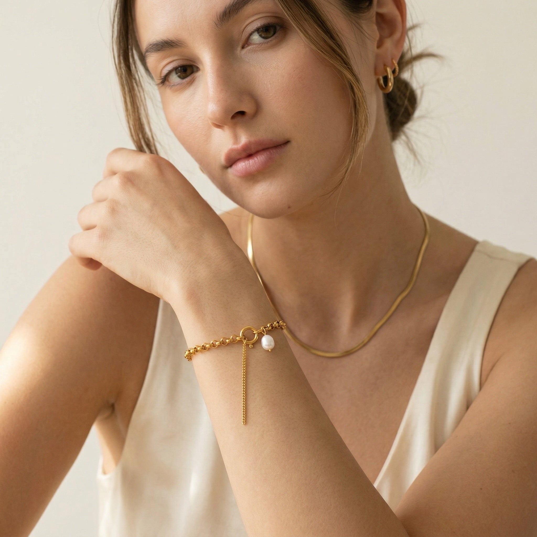 model wearing amethyst & sable calypso marina pearl chain bracelet in 18k gold