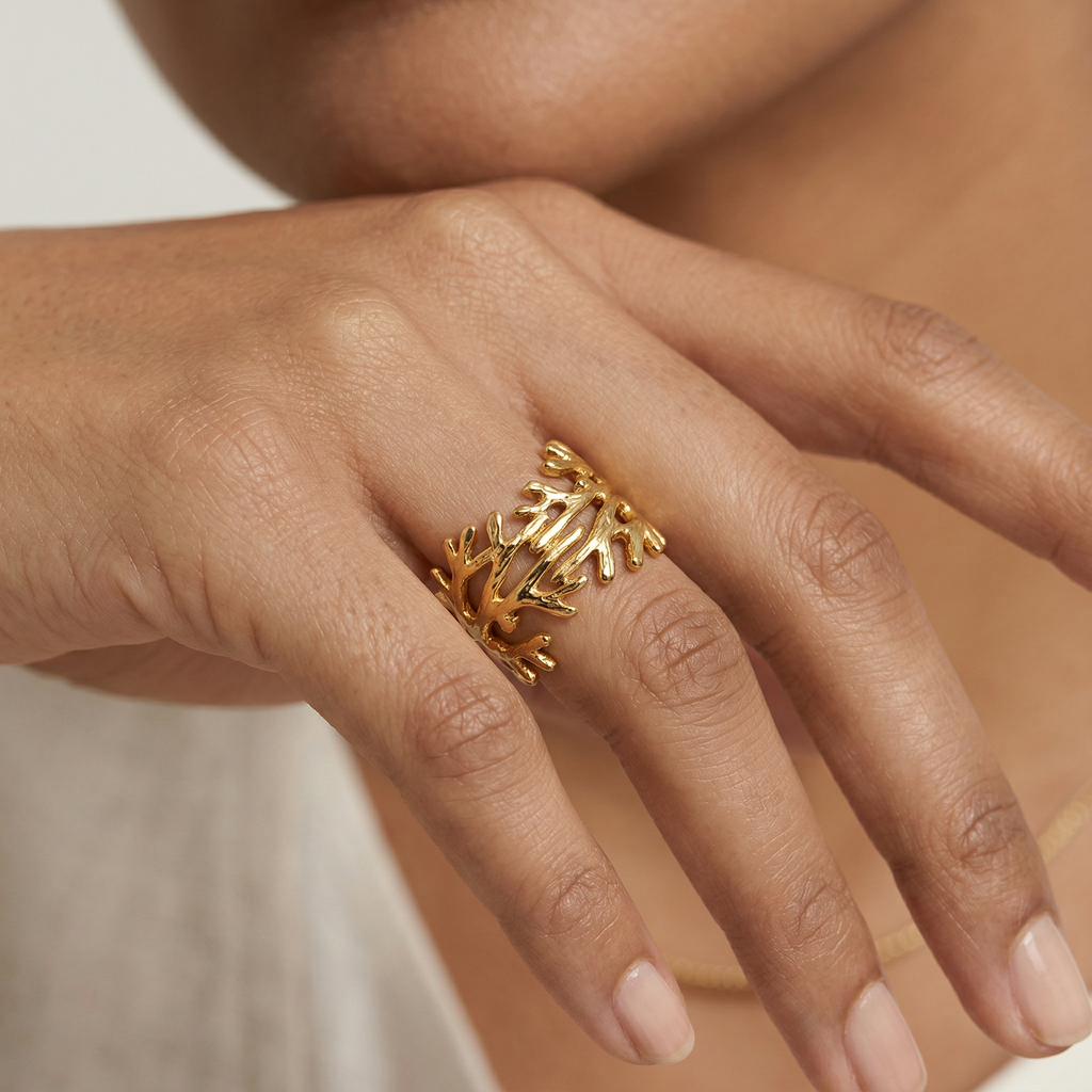 model wearing amethyst & sable calypso reef ring in 18k gold
