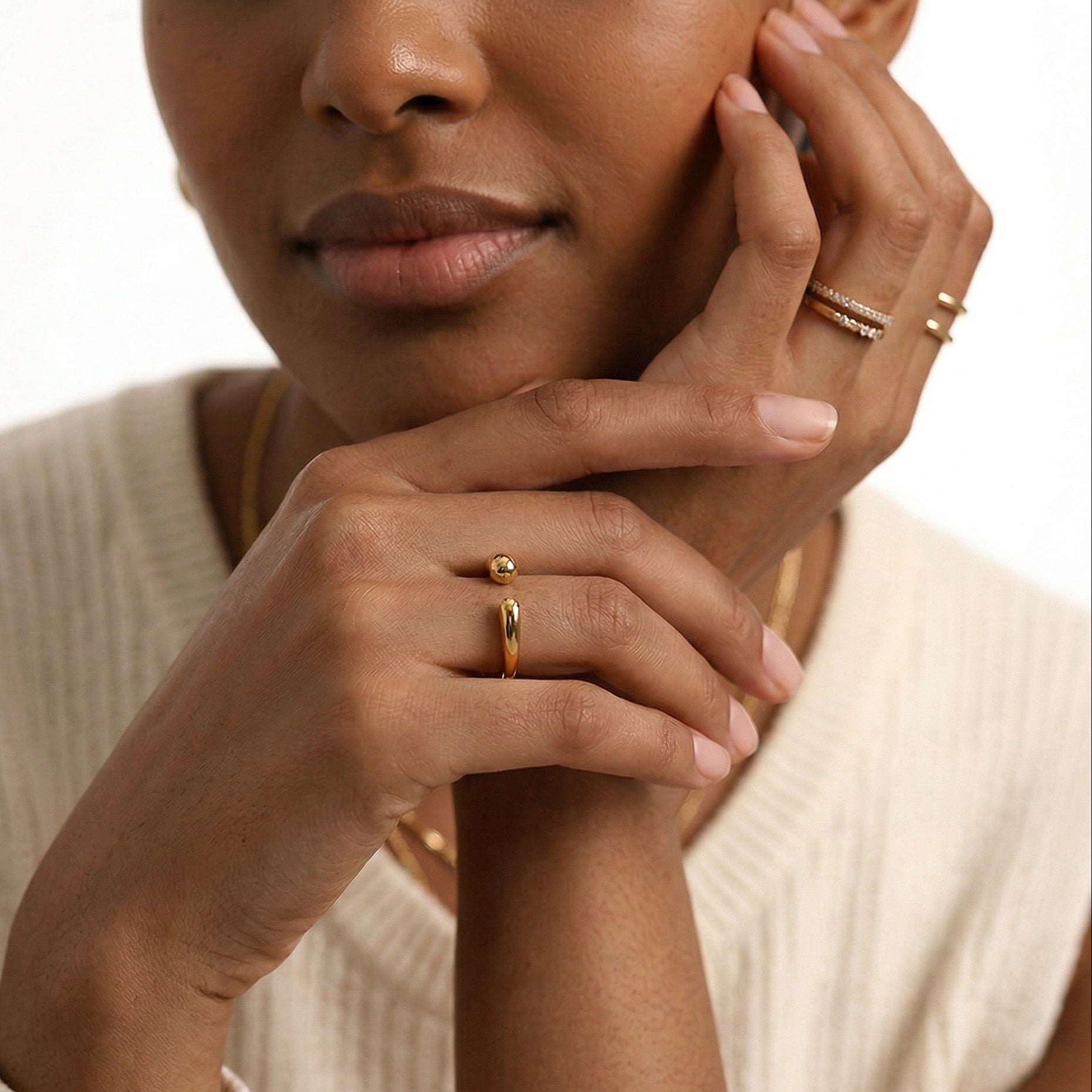 model wearing amethyst & sable luma aura open ring in 18k gold