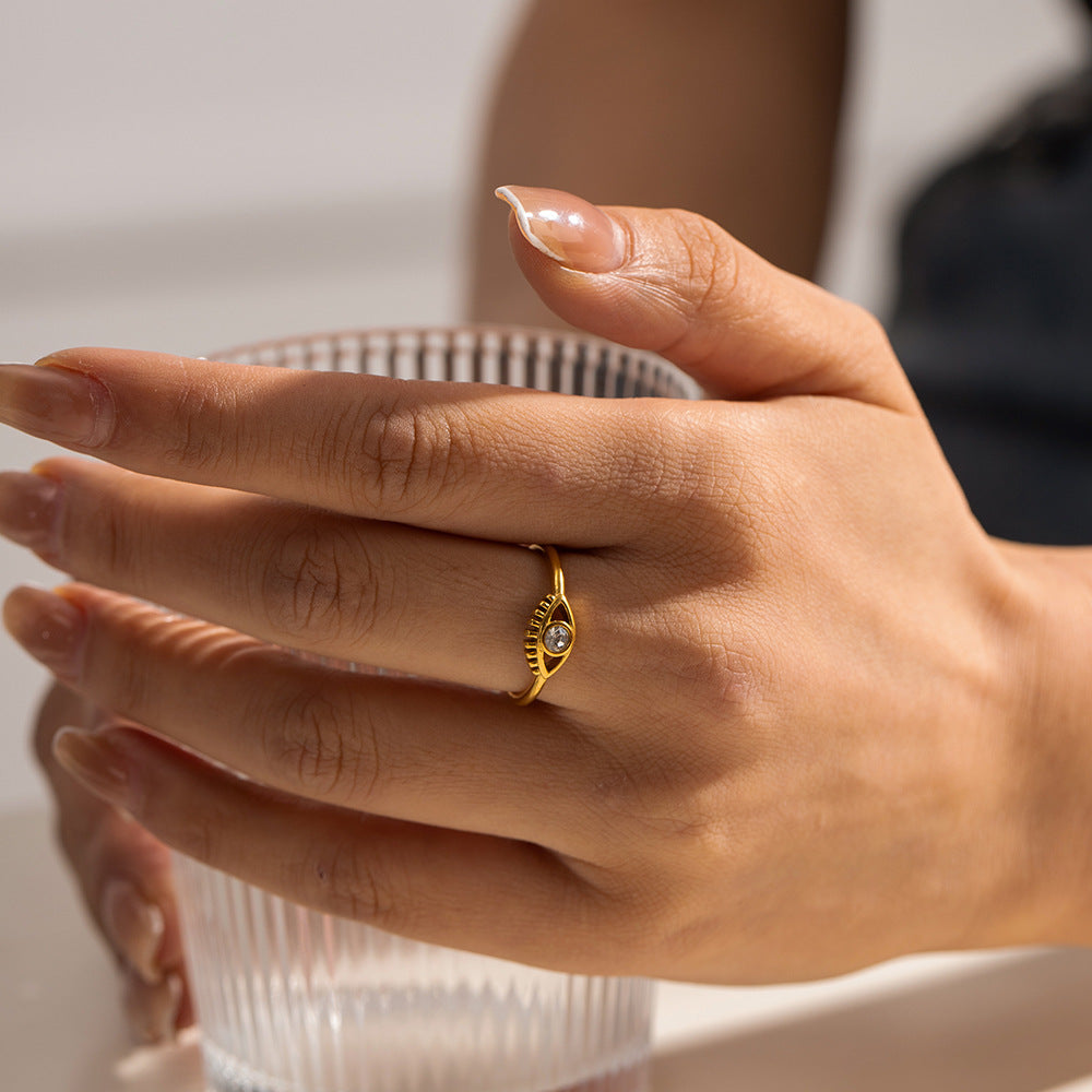 model wearing amethyst & sable luma beacon ring in 18k gold