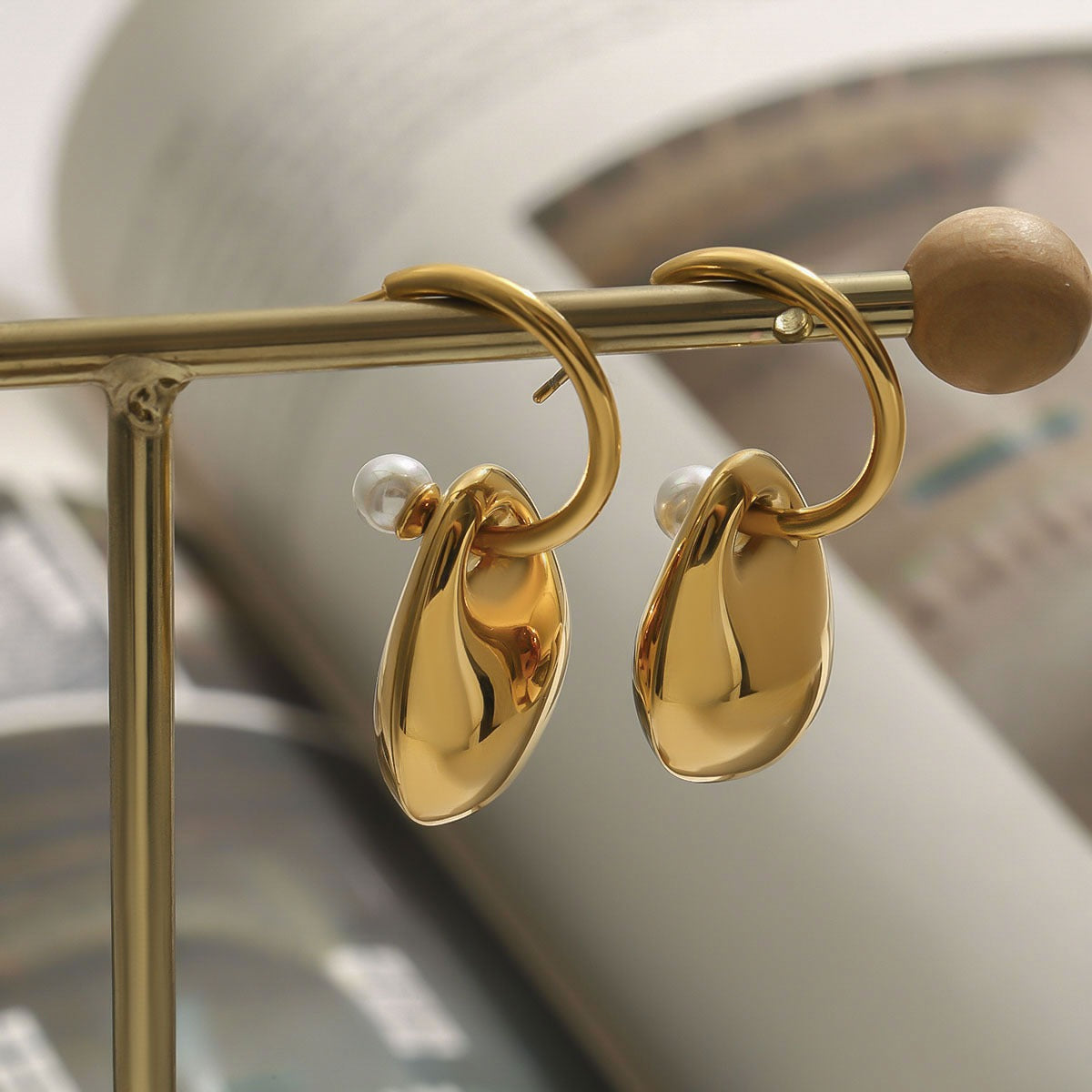 amethyst & sable selene sculpted pearl earrings in 18k gold
