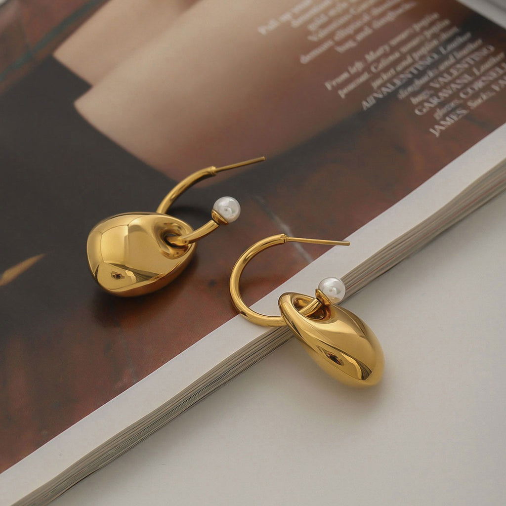 amethyst & sable selene sculpted pearl earrings in 18k gold