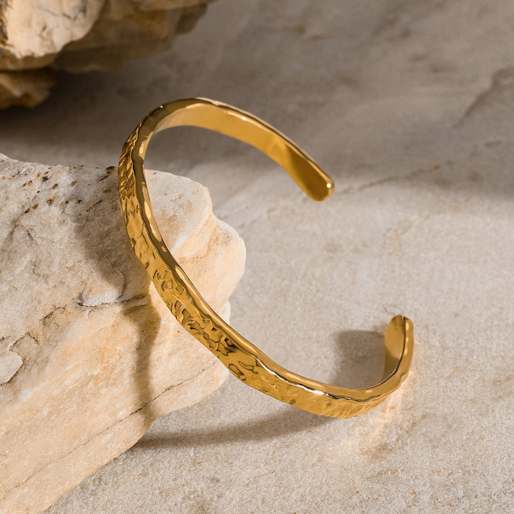 amethyst & sable axis ripple bangle in gold