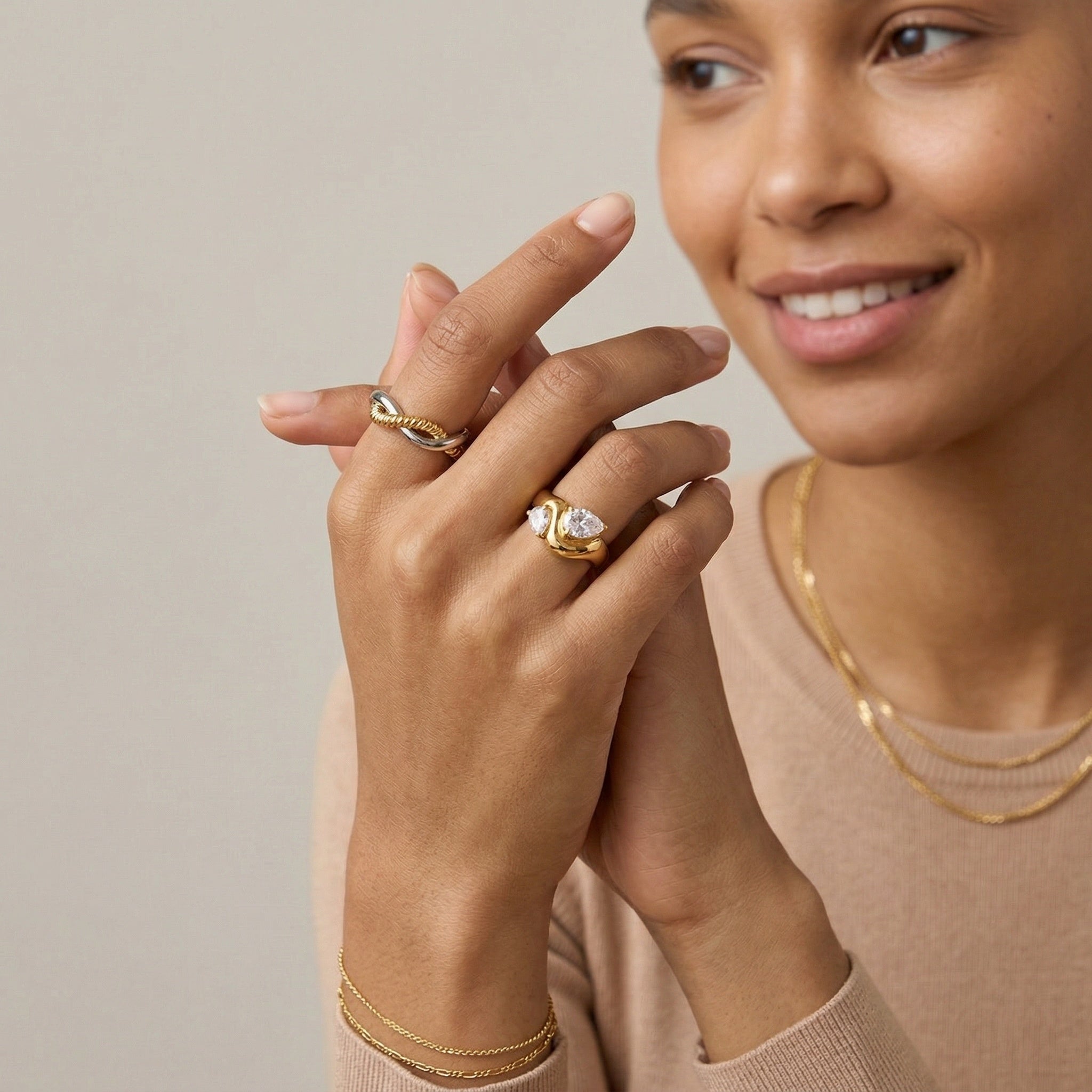 model wearing amethyst & sable luma duet ring in 18k gold